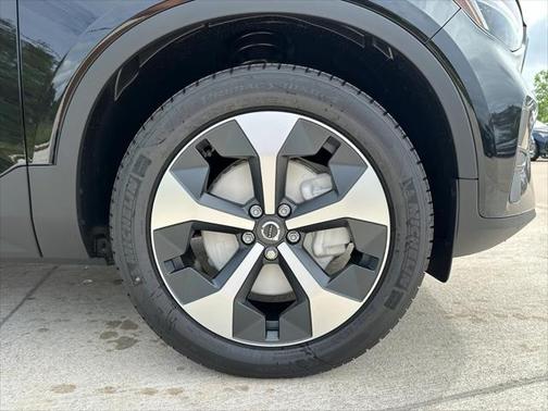 2025 Volvo XC40 B5 Core Bright Theme