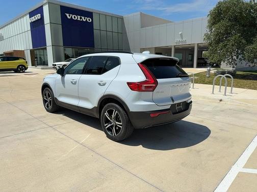 2024 Volvo XC40 B5 Core Dark Theme