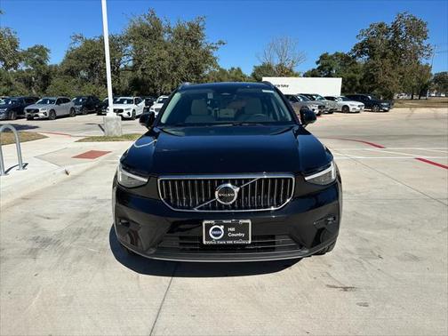 2025 Volvo XC40 Plus Bright Theme