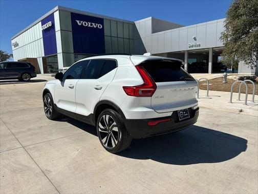 2023 Volvo XC40 B5 Plus Dark Theme