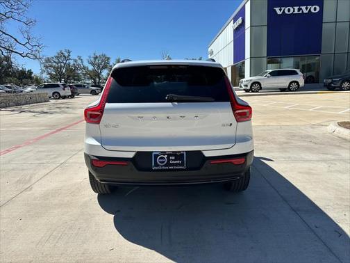 2023 Volvo XC40 B5 Plus Dark Theme