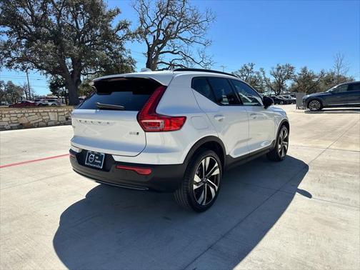 2023 Volvo XC40 B5 Plus Dark Theme