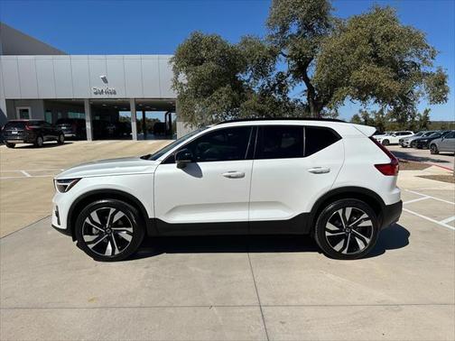 2023 Volvo XC40 B5 Plus Dark Theme