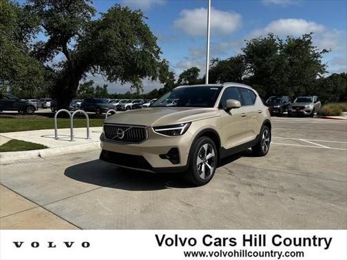 2025 Volvo XC40 B5 Plus Bright Theme