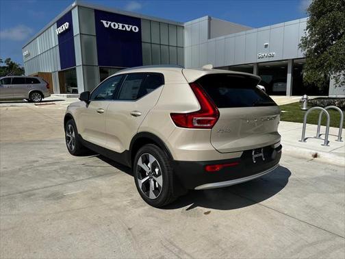 2025 Volvo XC40 B5 Plus Bright Theme