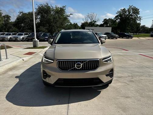 2025 Volvo XC40 B5 Plus Bright Theme