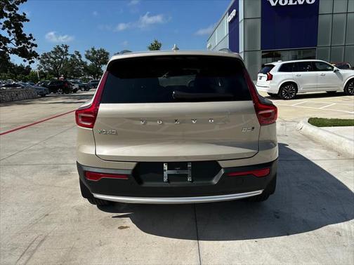2025 Volvo XC40 B5 Plus Bright Theme