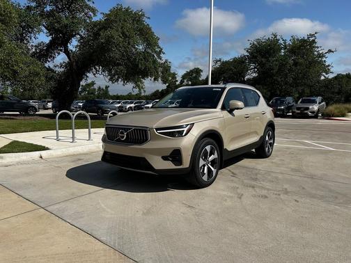2025 Volvo XC40 B5 Plus Bright Theme