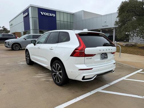 2024 Volvo XC60 B5 Plus Dark Theme