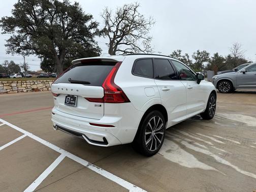 2024 Volvo XC60 B5 Plus Dark Theme