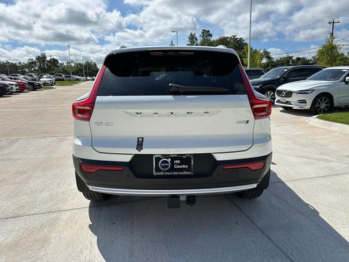 2025 Volvo XC40 B5 Ultra Bright Theme