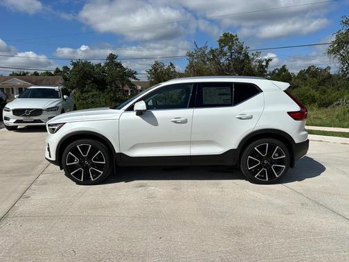 2025 Volvo XC40 B5 Ultra Bright Theme