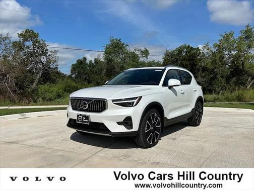 2025 Volvo XC40 B5 Ultra Bright Theme
