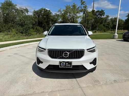 2025 Volvo XC40 B5 Ultra Bright Theme