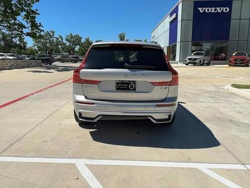 2022 Volvo XC60 B6 R-Design