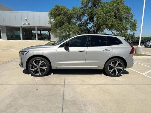 2022 Volvo XC60 B6 R-Design