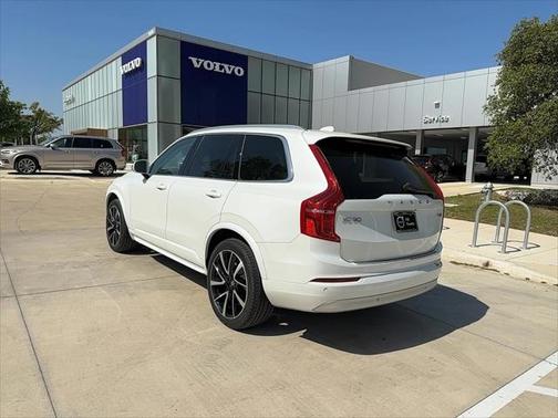 2022 Volvo XC90 T6 Momentum