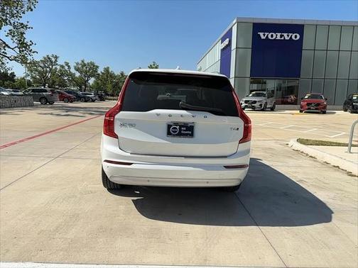 2022 Volvo XC90 T6 Momentum