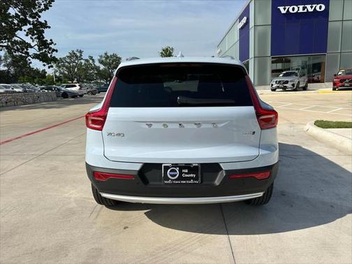 2025 Volvo XC40 B5 Ultra Bright Theme