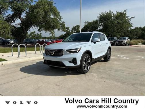 2025 Volvo XC40 B5 Ultra Bright Theme