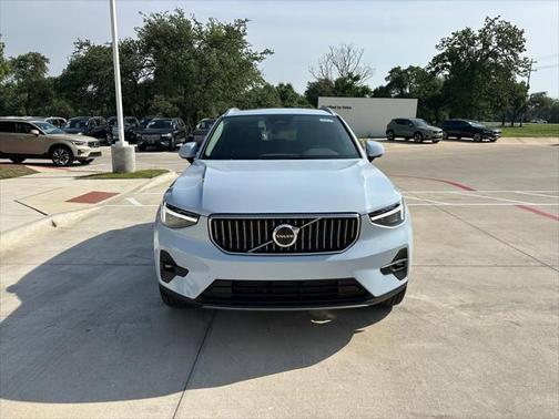 2025 Volvo XC40 B5 Ultra Bright Theme