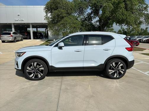 2025 Volvo XC40 B5 Ultra Bright Theme