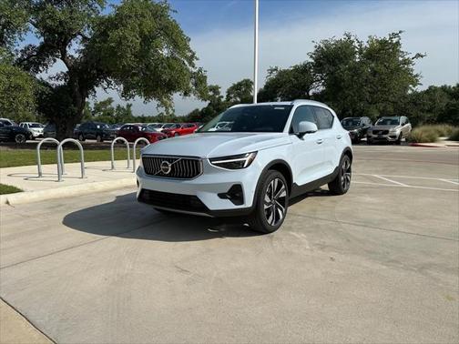 2025 Volvo XC40 B5 Ultra Bright Theme