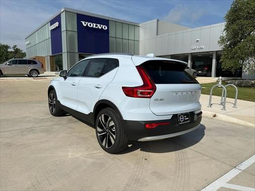 2025 Volvo XC40 B5 Ultra Bright Theme