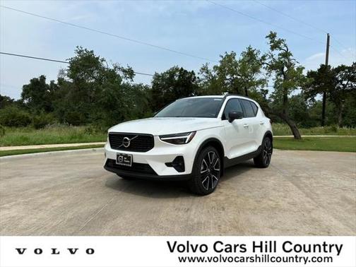 2024 Volvo XC40 B5 Ultimate Dark Theme