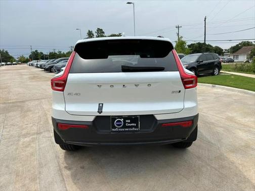 2024 Volvo XC40 B5 Ultimate Dark Theme