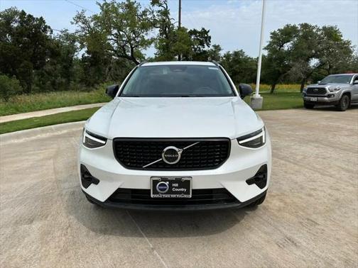 2024 Volvo XC40 B5 Ultimate Dark Theme