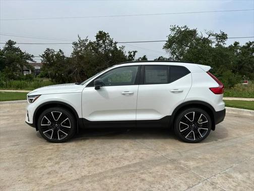 2024 Volvo XC40 B5 Ultimate Dark Theme