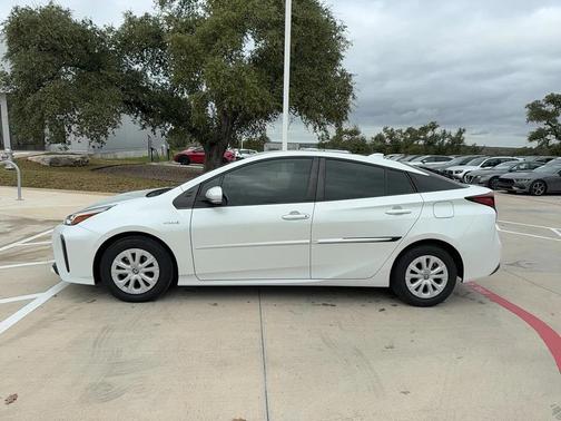 2022 Toyota Prius LE