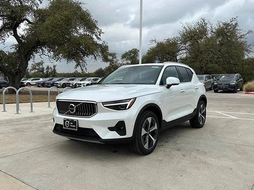 2025 Volvo XC40 B5 Plus Bright Theme