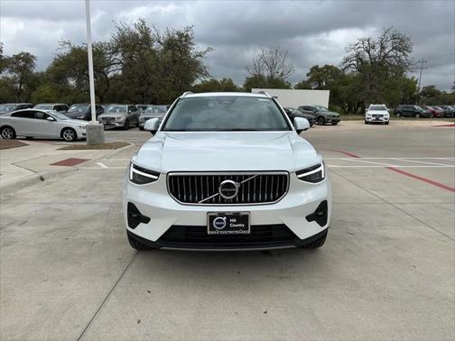 2025 Volvo XC40 B5 Plus Bright Theme
