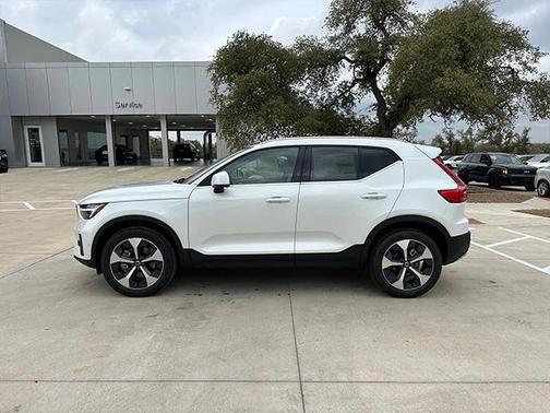2025 Volvo XC40 B5 Plus Bright Theme