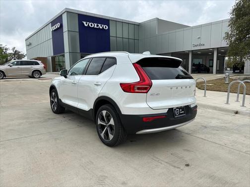 2025 Volvo XC40 B5 Plus Bright Theme