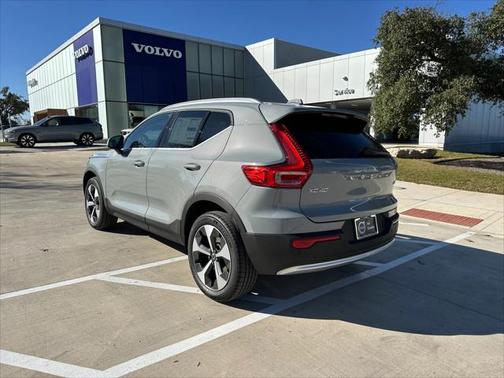 2025 Volvo XC40 B5 Core Bright Theme