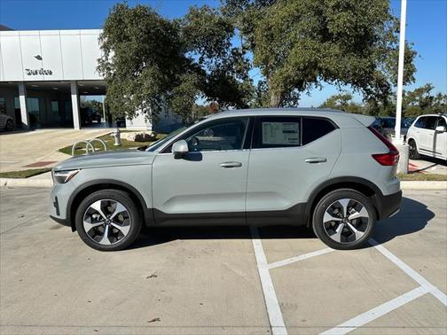 2025 Volvo XC40 B5 Core Bright Theme