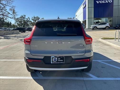 2025 Volvo XC40 B5 Core Bright Theme