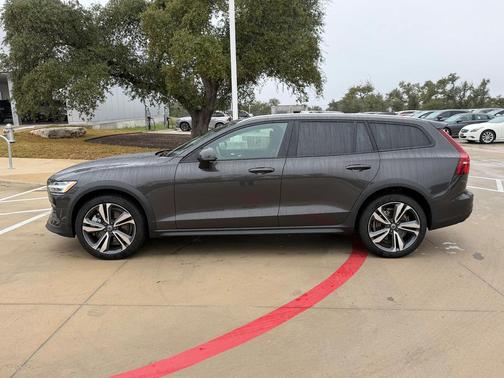 2025 Volvo V60 Cross Country Plus, B5 AWD Gas (mild hybrid)