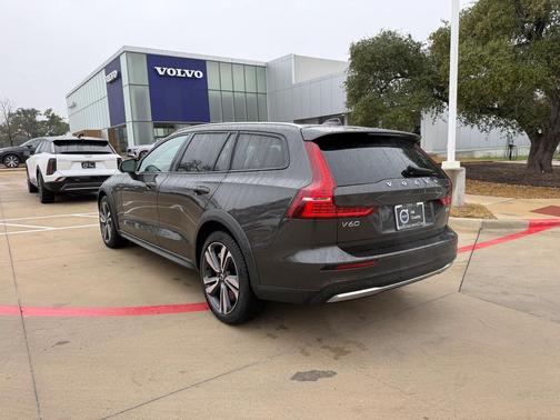 2025 Volvo V60 Cross Country Plus, B5 AWD Gas (mild hybrid)