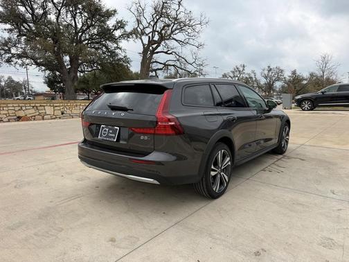 2025 Volvo V60 Cross Country Plus, B5 AWD Gas (mild hybrid)