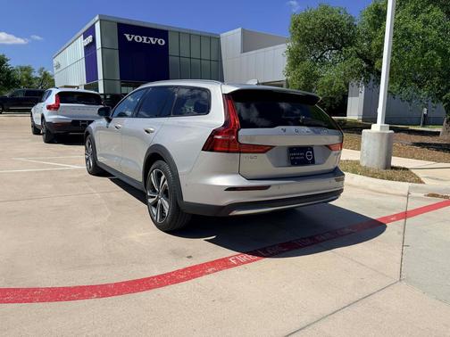 2025 Volvo V60 Cross Country Plus, B5 AWD Gas (mild hybrid)