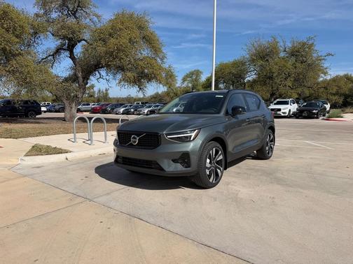 2026 Volvo XC40 Plus, B4 FWD Gas (mild hybrid), Dark
