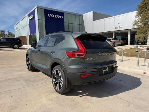 2026 Volvo XC40 Plus, B4 FWD Gas (mild hybrid), Dark