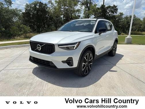 2024 Volvo XC40 B5 Ultimate Dark Theme