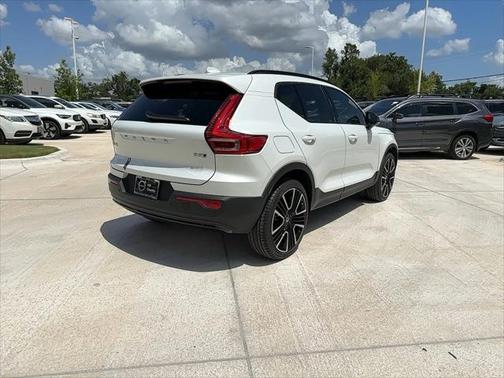 2024 Volvo XC40 B5 Ultimate Dark Theme