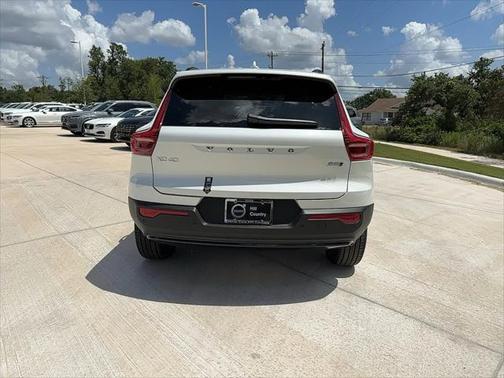 2024 Volvo XC40 B5 Ultimate Dark Theme