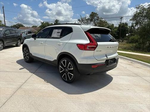 2024 Volvo XC40 B5 Ultimate Dark Theme